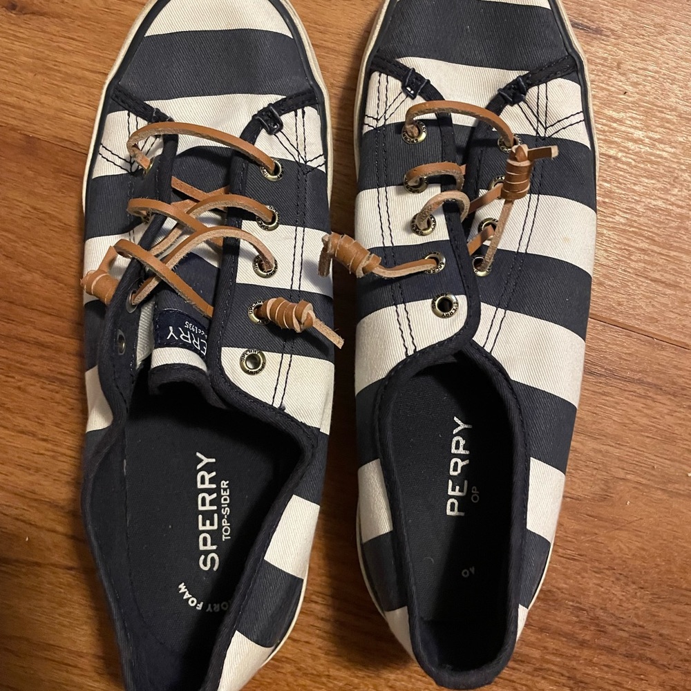 Sperry slip on sneakers, no tie